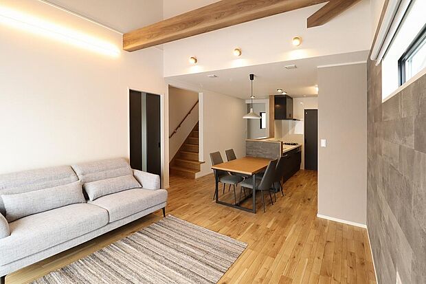 開放的なリビングは吹抜けになっています。アクセントクロスなどでシックな雰囲気となっています。ウッドデッキもつながっているのでとても開放的です。