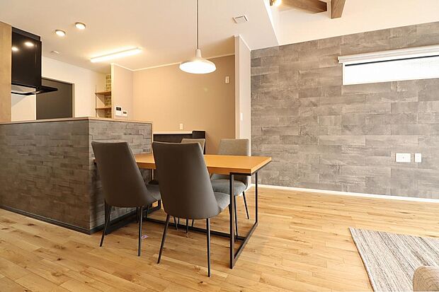 奥様に嬉しいダイニングキッチン。家事をしながら小さなお子様とお話ができたり目で確認できる間取りとなっています。