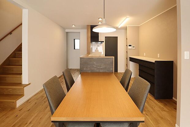 キッチンに隣接したダイニング。奥様目線の動線を活かした間取りです。