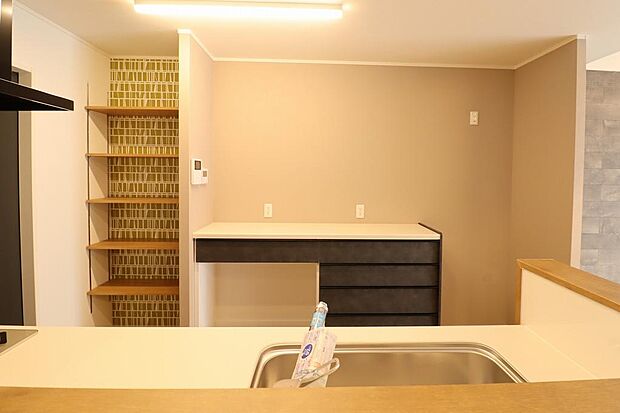 収納も充実しており可動棚で便利でいろんなものが収納できます。もちろんカップボードも標準搭載です。