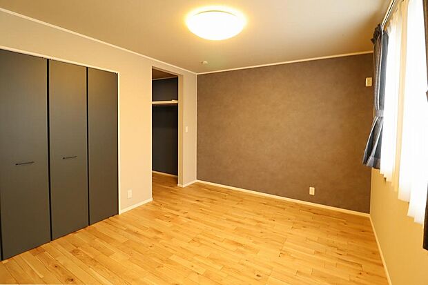 ウォークインクローゼットが隣接しているので収納も便利です。