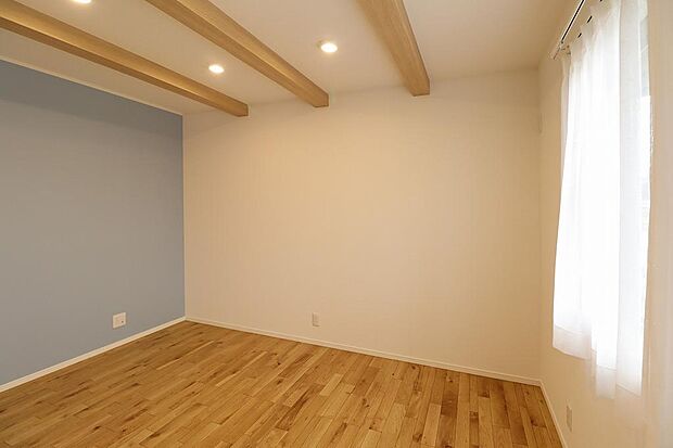 天井には木質間のある梁があり木野空間を演出しています。