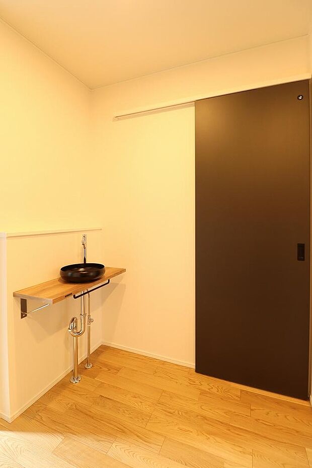 急なお客様を室内にご案内するときに便利。手を洗うことで清潔に室内入る事ができます。