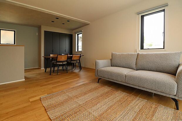 リビングダイニングは17.1帖でうれしい家具付き!引っ越しもスムーズになります☆現況あるカーテンもそのままのお引渡しになります。またリビングエアコン1台付。