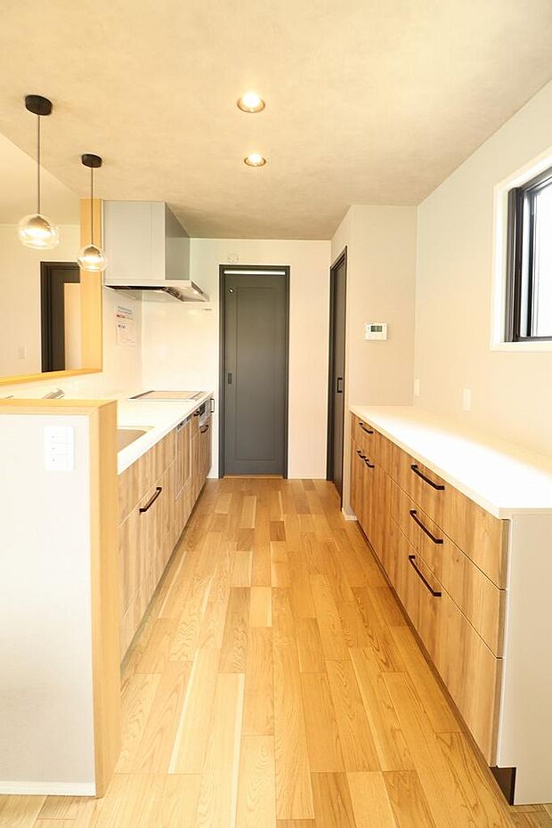 収納沢山でママさんもうれしい!綺麗に収納されたキッチンだとなんだか料理も捗りそうですね。食洗器も付いて、収納も沢山あるのでキッチン家電や用品をスッキリします。