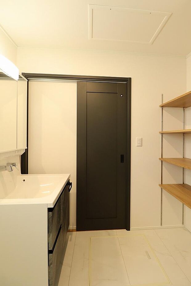 バスタオルや整髪剤、化粧品など何かと置く物が多い洗面所ですが、収納完備でしっかり整頓できます☆毎日使う場所だからこそ清潔に!