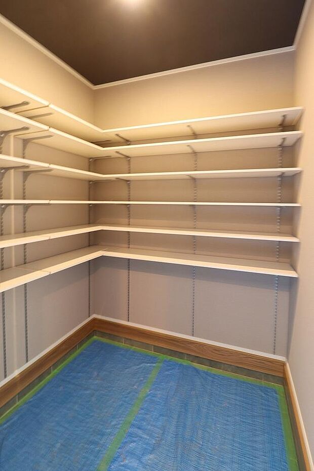 靴以外にも、傘やお子さんの外での遊び道具など置き場に困りがちな玄関ですが、広々空間で収納スペースもたくさんあるので安心です!ゴルフバック、ベビーカーなどスッキリ収納できます。