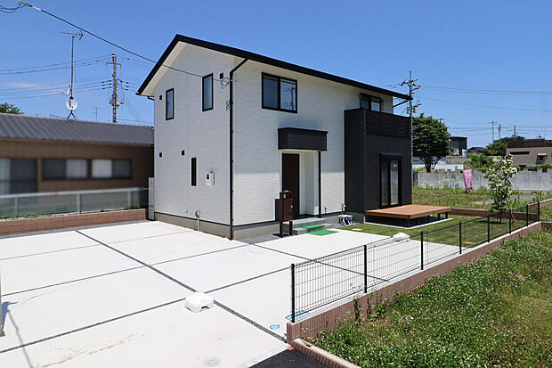 駐車場も広々。日当たり良好