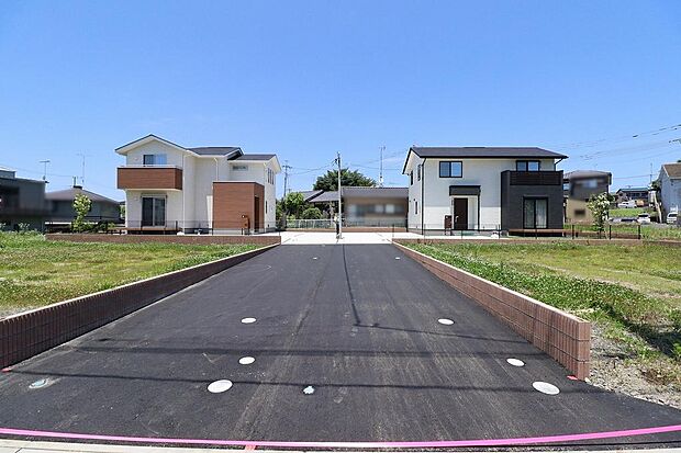 敷地延長部分はアスファルト舗装されており、幅員も広いので車の出し入れも楽です。