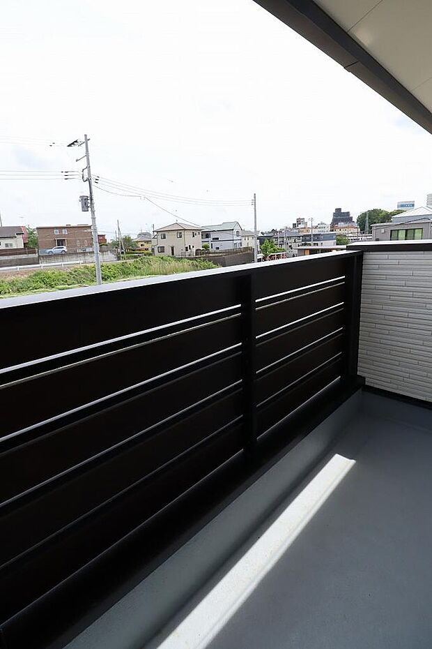 広々しているのでお洗濯物以外にも、大きめのお布団など干せます!お日様の光をたっぷり浴びたお布団での睡眠はとっても快適!