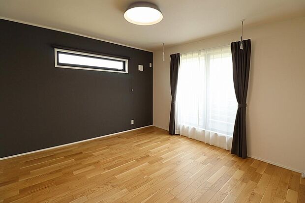 洋室8帖のお部屋になります。こちらのお部屋はバルコニーに出る事もできます。アクセントクロスでお部屋のイメージも変わりますね。隣接にはウォークインクローゼットがあります。