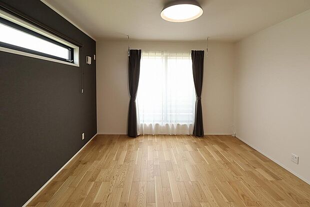 部屋の一面だけアクセントクロスにすることで一気におしゃれな空間に!隣接にはウォークインクローゼットがあります。現況付いているカーテンもそのままのお引渡しになります。