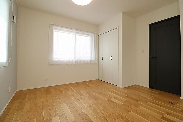 個室を与える必要がでてくるまでの間、 兄弟や友達と広い空間を使って遊ぶことができ、将来的には二つの部屋に仕切ることができます!