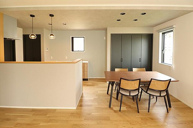 対面キッチンでお客さんや家族としゃべりしながら楽しく料理することができます!各お部屋の照明もコーディネーターが選んでいます。キッチン周辺も収納があるのでスッキリします。