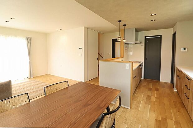 大きい窓を設置することで、太陽光をしっかり取り入れ明るい雰囲気になります!暖かいこの空間は家族団欒の時間にピッタリ!床色もナチュラル色で汚れも目立ちにくく、お掃除も楽です。