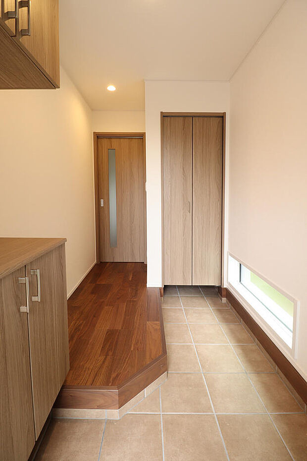 玄関には土間収納もあるので、汚れやすもの、荷物の大きいものは土間収納にしまいましょう!シューズクロークもあるので玄関は広く使えます。玄関が綺麗だと、お家は綺麗だと思われます。