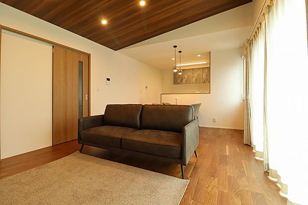 17.12帖のLDKです!掃き出し窓を出るとウッドデッキに繋がります!大きな窓で広々と開放的なお部屋です勾配天井もお洒落です。これからリビングダイニングに家具、窓にはカーテンが付きます。