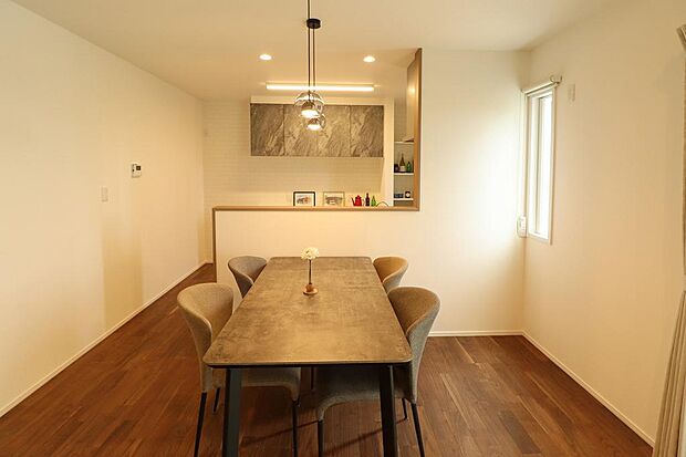 17.12帖のLDKです!掃き出し窓を出るとウッドデッキに繋がります!大きな窓で広々と開放的なお部屋です勾配天井もお洒落です。これからリビングダイニングに家具、窓にはカーテンが付きます。