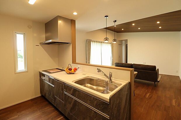 カウンターキッチンになっているので家族やお客さんとお話しながら料理ができます!キッチンの色味も落ち着いたもので素敵です。食洗器も付いていますので家事も楽々。