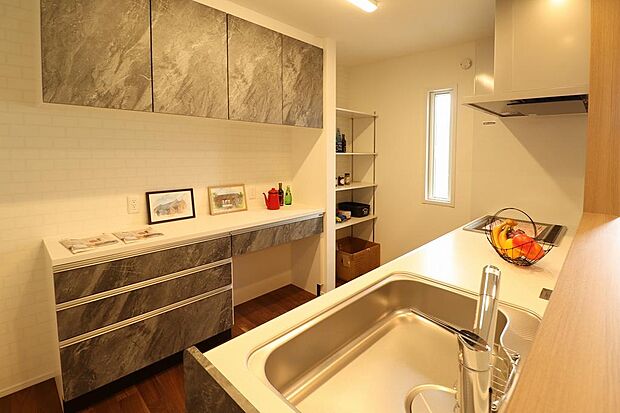 収納完備なのでかさばりがちな大きいお鍋やフライパンなど収納に困りません!カップボードも付いているのでキッチン家電や用品もスッキリ収納できるので、広く使えます。