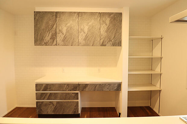 収納場所に困らずきちんと整頓された清潔感のあるキッチンに。キッチンは収納力が必要です。キッチン家電や用品もスッキリ収納できるので、広く使えます。