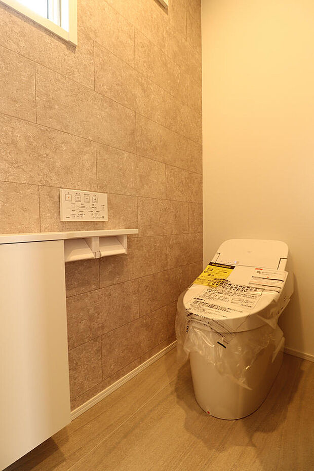 最新の節水型トイレになります。お掃除も楽々。アクセントクロスで室内もお洒落です。収納棚もあるので、広く使えます。