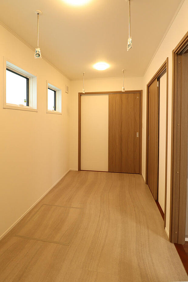 平屋で不安な部分は洗濯物の場所です。外で干すことも可能ですが、プライバシーの問題があります。そこで室内で洗濯物を干せる場所があります。