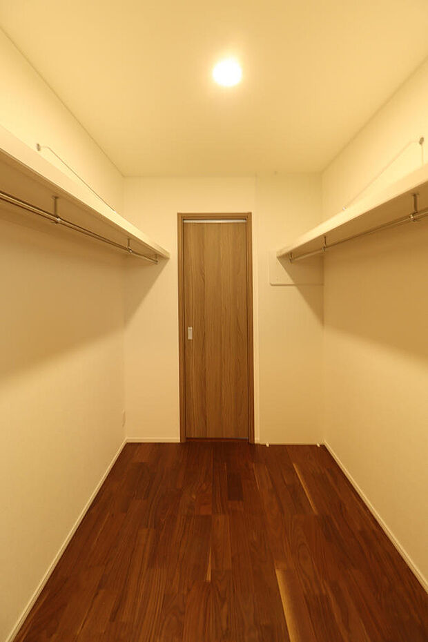 共有の広々ウォークインクローゼットでお部屋を広く使えます。洋服はハンガーラックにかけてその他の物はここに整理して片付けていきましょう。3帖あるのでとても広いですよ。