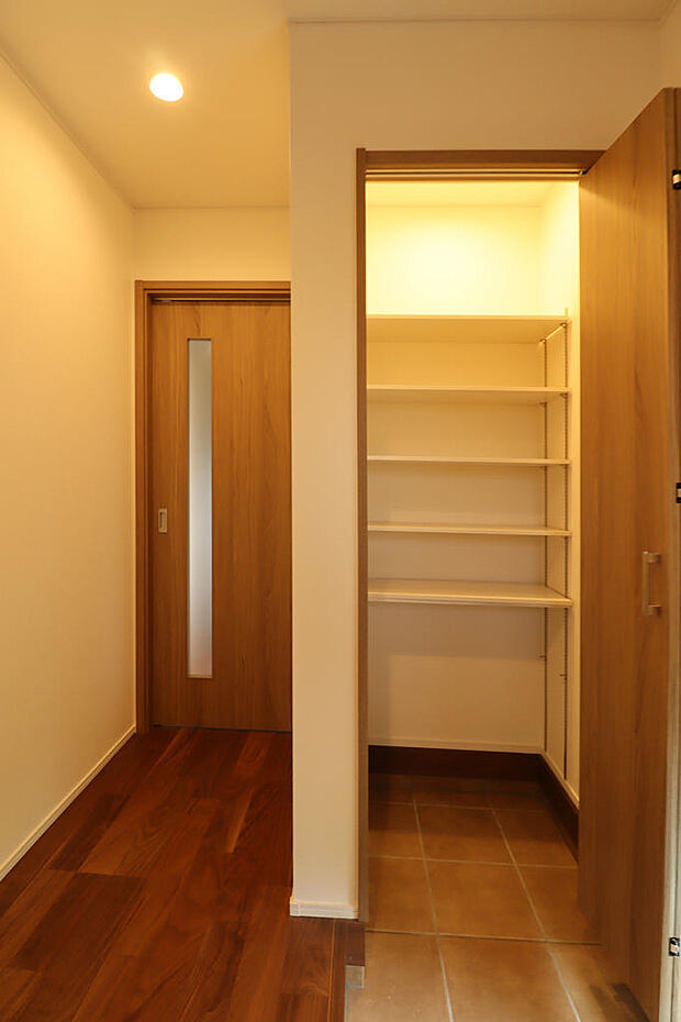 玄関には土間収納もあるので、汚れやすもの、荷物の大きいものは土間収納にしまいましょう!シューズクロークもあるので玄関は広く使えます。玄関が綺麗だと、お家は綺麗だと思われます。