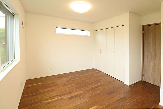 約10.6帖の洋室になります。間仕切壁を設けることでお部屋を2部屋にすることができます!(別途工事費)窓のシャッターは電動になります。