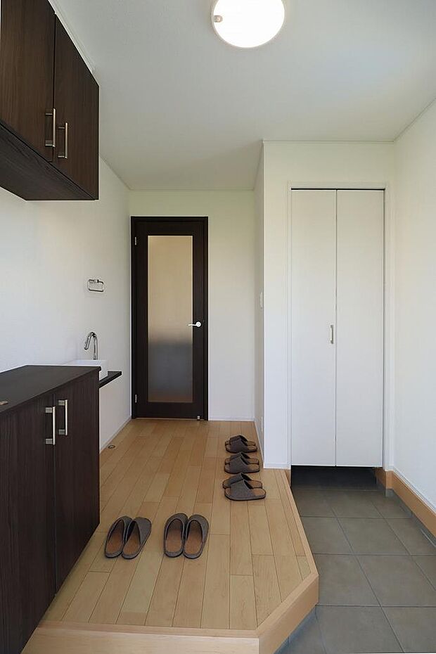 広い玄関ホール。土間収納も付いています。シューズクロークの隣に手洗い器もあります。