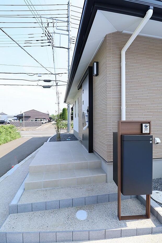 玄関入り口には宅配ポストがあります。留守の時でもしっかり荷物を受け取れます。玄関扉は引戸になっていますので、荷物を持っていても扉の開け閉めは楽々です
