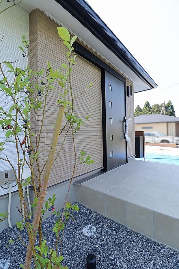 玄関扉は、引戸になっていますので年配の方でも出入りは安心です。建物周りは砂利敷になっていますので防犯上も安心です。