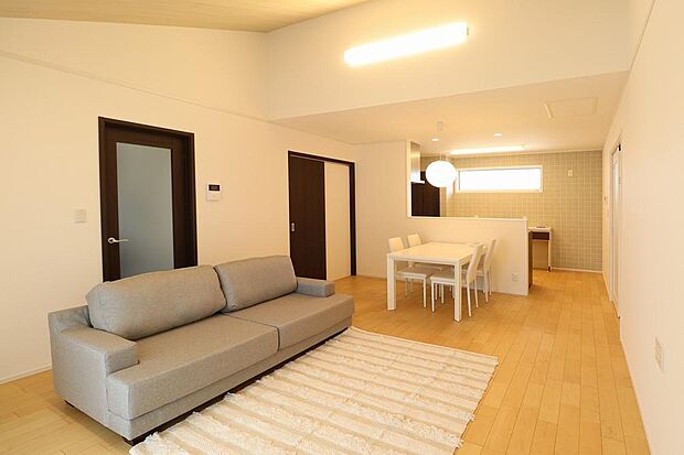 16.0帖のLDKです。南向きで日当たり良好。カウンターキッチンなので家族とお喋りしながら料理することができます。勾配天井になっていて開放感があります！照明もこだわっていてとってもオシャレ！