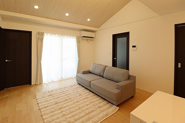 リビングとウッドデッキが繋がっているので、庭への行き来がしやすく、室内も広く感じます。シャッター、電気、エアコンはスマホ一つで簡単に操作できるのでとても便利です。