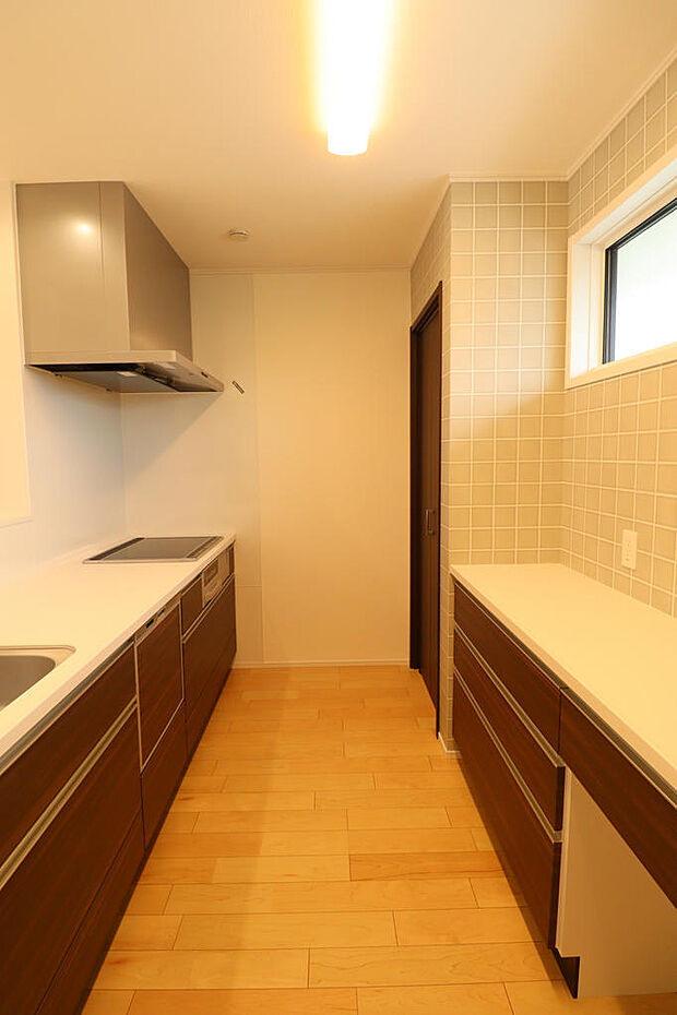 収納に困る大きなお鍋やフライパンもスッキリ整頓できます。食洗器付きで家事も楽々。片付け楽々、楽しくお料理できます◎