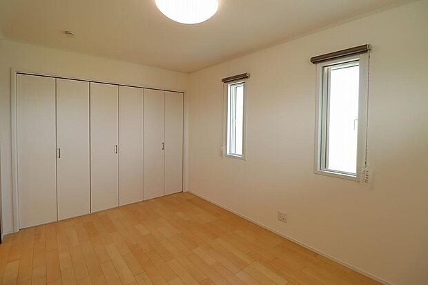 広々クローゼットでお洋服もスッキリ整頓できます。主寝室はプライベート空間ですので、お客様の好きな寝具を入れて癒され空間を考えるのも楽しみの一つです。