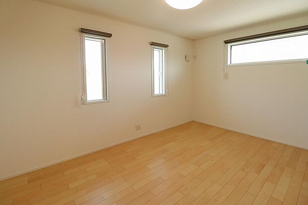 6.89帖の主寝室です。スリッド窓になっているのでプライバシーをしっかり守りやすく、防犯性が高いです。