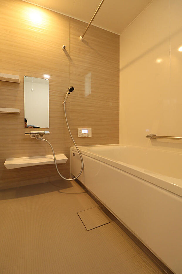 浴室乾燥機付で雨の日のお洗濯も心配いりません。暖房機能などもついているので浴室が冷えている冬場も暖かくして入浴できます。
