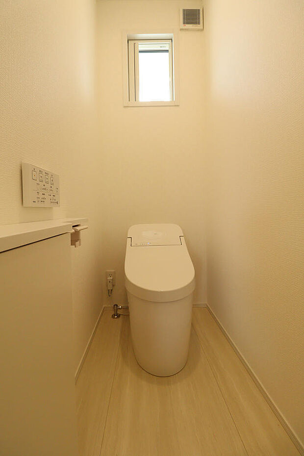 最新の節水型トイレです。足元空間は広く落ち着く場所になっています。収納棚付きでスッキリ清潔な空間に◎
