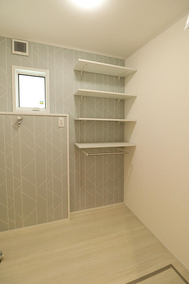 収納棚があるので、タオルやパジャマなど置くことができます。室内物干し付きなのでお洗濯物も安心。畳んだ洗濯物を置いておけるテーブル付き！必要に応じて折り畳むこともできます。壁に取り付けてあるのでスペース