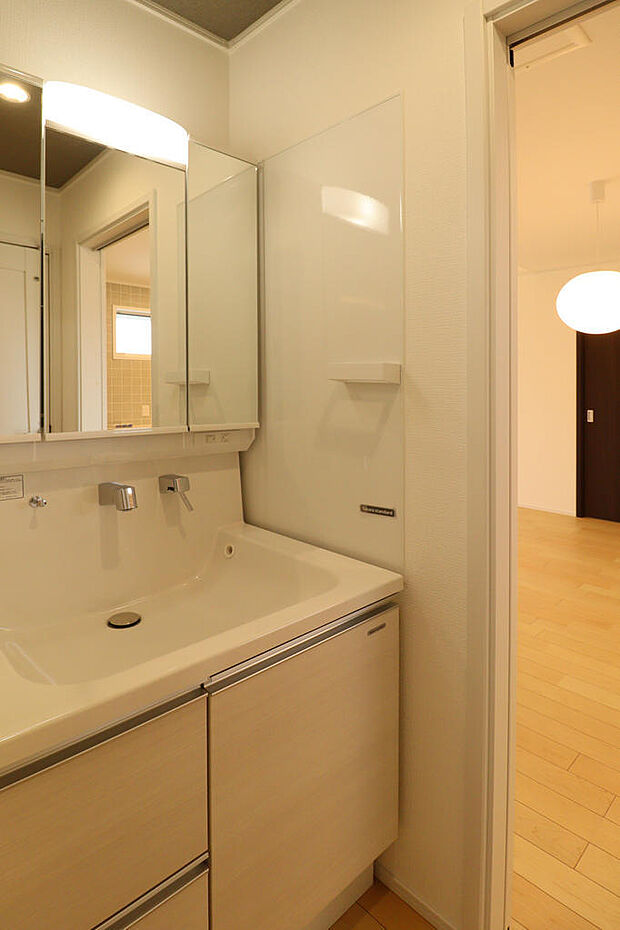 洗面台は三面鏡で身だしなみチェックも楽々。シャワー付洗面化粧台でお掃除も楽々です。