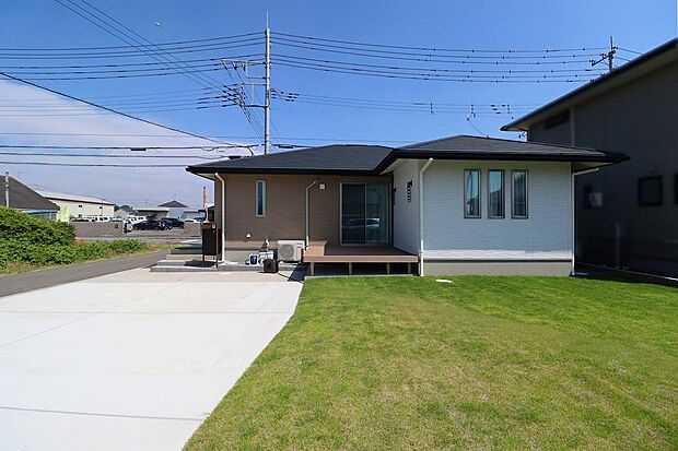 土地の広さは75坪とゆったり。お庭も駐車場もついています。陽当りも良好で目の前に建物もないので安心です。ウッドデッキも付いてシャッターは自動なのでスマホにリンクすれば、出先でも開け閉め可能です。