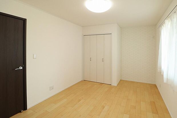5.5帖の洋室です。クローゼット付きでお洋服もしっかり整頓できます。外出中でもスマホ一つで電気の操作ができるので、電気のつけっぱなしがなくなります。
