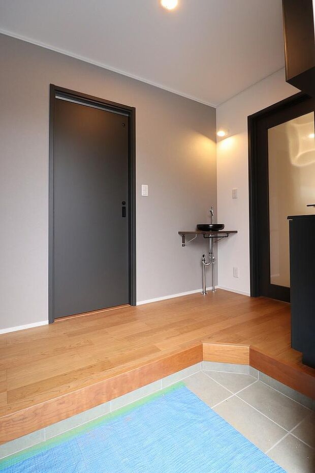 玄関ホールには手洗い器を設けております。お客様をお迎えするとき、ここで手を洗ってもらえれば、気持ちも安心です。