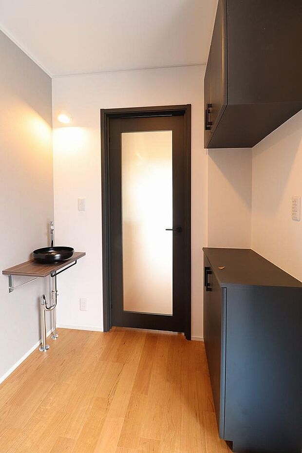 玄関ホールには手洗い器を設けております。お客様をお迎えするとき、ここで手を洗ってもらえれば、気持ちも安心です。