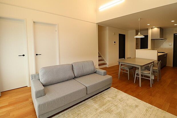 室内にはこれから、家具とカーテンが設置されます。リビングエアコン、ガス暖房も設備として設置されています。リビング上部は吹抜けとなっていますので開放感があります。