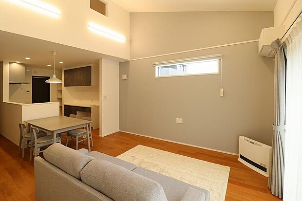 室内にはこれから、家具とカーテンが設置されます。リビングエアコン、ガス暖房も設備として設置されています。リビング上部は吹抜けとなっていますので開放感があります。