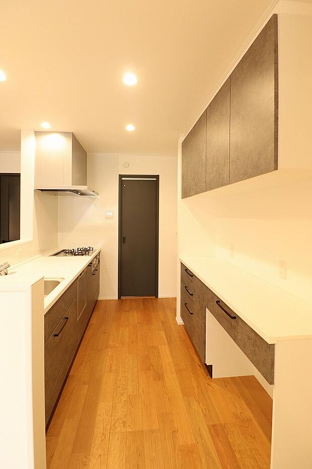 キッチンは収納が大事なので、沢山収納できるようになっています。キッチン家電、用品が整理できるようになっているので毎日のお料理も楽しくできます。食洗器も付いています。