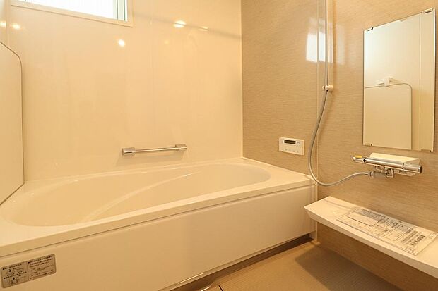 1坪タイプの浴室になります。1日の疲れをここで癒しちゃいましょう。浴室乾燥機も付いています。暖房機能もあるので、冬場は事前に浴室内を温めておくことも可能です。